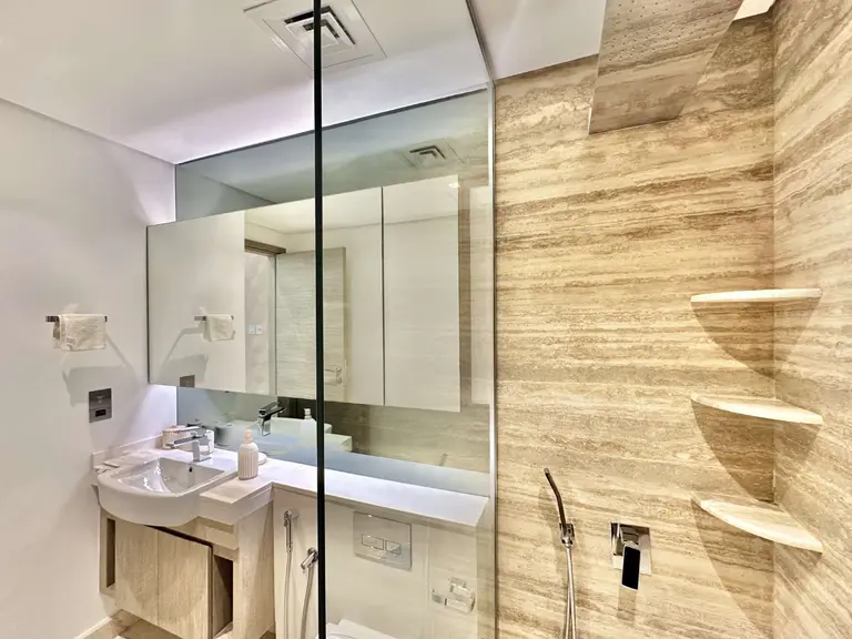 Rain shower with corner shelves beside the vanity